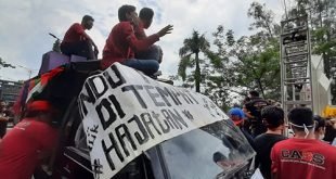 Massa pelaku seni dan jasa melakukan aksi damai dengan membuat panggung hiburan di depan di depan gerbang Komplek Perkantoran Pemkab Bekasi, Kamis (16/07).