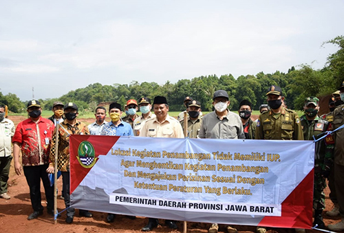 Wakil Gubernur Jawa Barat, Uu Ruzhanul Ulum saat melakukan sidak dan menutup galian ilegal di di Kampung Ciloa, Desa Kertarahayu, Kecamatan Setu, Kamis (16/07) pagi.