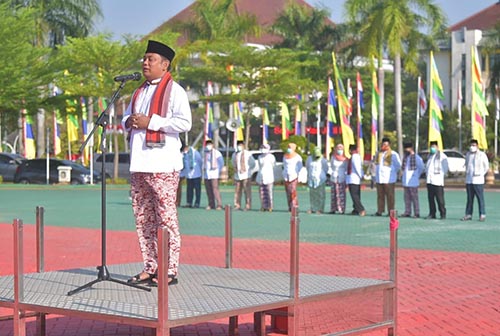 Bupati Bekasi Eka Supria Atmaja saat memimpin apel pagi di hari pertama pemberlakuan pemakaian baju khas Bekasi bagi para ASN, Jum’at (28/08).