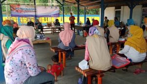 Pelatihan pengolahan makanan berbahan ikan kepada ibu-ibu peserta P2WKSS (Peningkatan Peranan Wanita Menuju Keluarga Sehat Sejahtera) yang digelar di Aula Desa Bojongmangu Kecamatan Bojongmangu, Kamis (06/08).