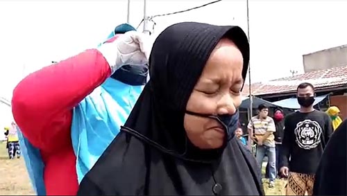 Lomba pasang masker, salah satu perlombaan yang digelar warga Perum Taman Graha Mas dalam rangka memeriahkan HUT Kemerdekaan RI ke 73.