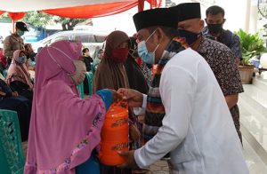 Bupati Bekasi Eka Supria Atmaja saat membagikan rantang berisi nasi dan lauk pauk kepada warga di Desa Mangunjaya, Kecamatan Tambun Selatan, Jum’at (07/08) | Foto: Humas Pemkab Bekasi