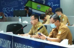 Sekretaris Daerah Kabupaten Bekasi, Uju mengikuti Rapat Virtual Penguatan Reformasi Birokrasi dan Zona Integritas Tahun 2020 di Command Center, Dinas Komunikasi Informatika Persandian dan Statistik (Diskominfosantik) Kabupaten Bekasi, Senin (23/08).