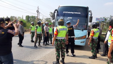 Penyekatan terhadap kendaraan dan penumpang oleh personil TNI - Polri di wilayah Cibarusah guna mengantisipasi adanya massa yang akan melakukan aksi unjuk rasa yang mengarah ke Jakarta, Minggu (20/10) pagi.