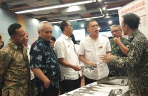 Ketua Pengurus YDBA, Henry C Widjaja, Advisor YDBA, Tony Sumartono dan Pengurus YDBA sekaligus Quality Tech Division Head PT. AHM Setyo Budi Anang saat meninjau stand milik PT Ganding Toolsindo Kelompok #Koalisi2018 dari Bekasi, Jum'at (21/09).