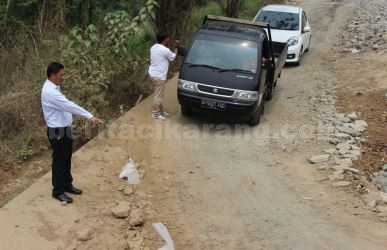 Anggota Komisi III DPRD Kabupaten Bekasi, Taih Minarno saat meninjau lokasi jalan amblas di Jalan Raya CBL, Selasa (10/10).