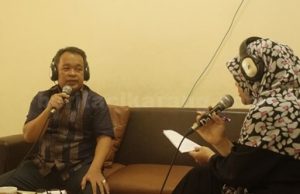 anggota-banggar-yang-juga-ketua-fraksi-pks-syamsul-falah-sedang-talkshow-dengan-salah-satu-radio