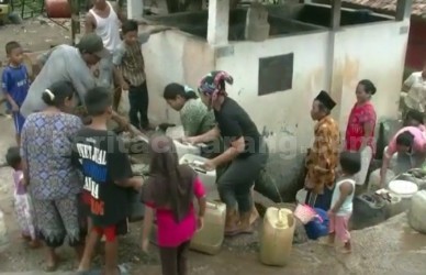 Warga Desa Ridogalih mengantri untuk mendapatkan air bersih dengan membawa jerigen dan ember, Selasa (29/08) lalu.