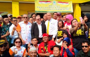 H. Anwar Musyadad foto bersama pendukungnya usai menyerahkan berkas pendaftaran kandidat Calon Wakil Bupati ke kantor DPD Golkar Kabupaten Bekasi, Selasa (02/07).