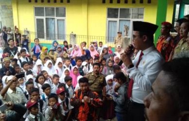 Ketua DPRD Kabupaten Bekasi, Aria Dwi Nugraha saat turun ke lokasi guna memastikan kegiatan belajar mengajar berjalan di SDN Karangrahayu 01, Senin (28/10).