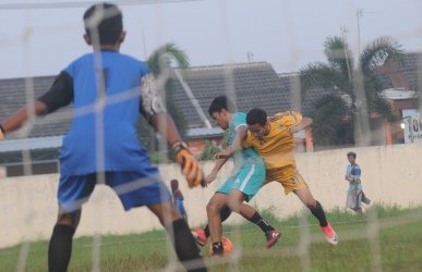 Pemain Sepakbola Askab PSSI Kabupaten Bekasi U-15 (Kuning) saat sedang berduel dengan Pemain Persikasi ex Piala Suratin 2017 di pertandingan uji coba di Stadion Utama Cikarang, Minggu (18/06) sore.