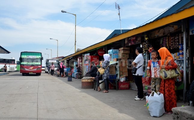 Penumpang saat menunggu kedatangan bus di Terminal Cikarang,