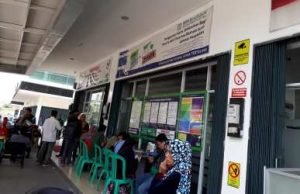 Suasana antrian pendaftaran di halaman kantor BPJS Kesehatan Cabang Cikarang.