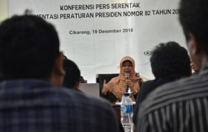 Kepala BPJS Kesehatan Cabang Cikarang, Nur Indah Yuliaty saat menggelar konfrensi pers mengenai Implementasi Peraturan Presiden nomor 82 tahun 2018 di Kantor BPJS Kesehatan, Ruko Central City Desa Sukadami Kecamatan Cikarang Selatan, Rabu (19/12).