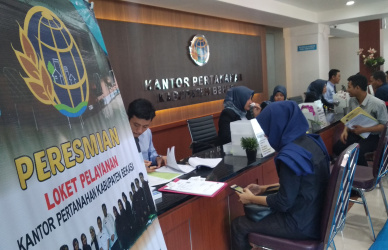 Sejumlah warga saat melakukan permohonan pelayanan di loket baru kantor BPN Kabupaten Bekasi, Senin (11/03).