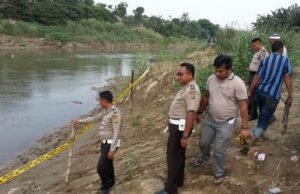 Petugas Kepolisian Sektor Babelan sudah mengamankan lokasi kejadian dengan memasang police line di tepi Kali Bekasi.