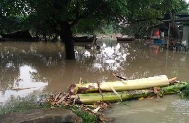 Banjir yang melanda pemukiman warga di Kp. Buni, Desa Buni Bakti Kecamatan Babelan akibat meluapnya aliran Kali CBL.