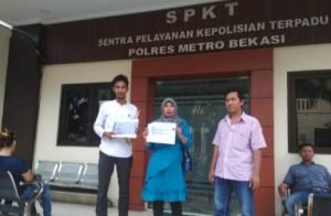 Caleg PAN dari Daerah Pemilihan (Dapil) Kabupaten Bekasi V dengan nomor urut 6, Karsih saat berupaya melaporkan kasus dugaan kecuraangan yang dialaminya ke Polres Metro Bekasi, Jum'at (10/05).