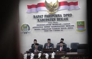 Ketua Sementara DPRD Kabupaten Bekasi, Aria Dwi Nugraha dan Wakil Ketua Sementara DPRD Kabupaten Bekasi, Ayub Rohadi saat memimpin rapat paripurna, Kamis (05/09).