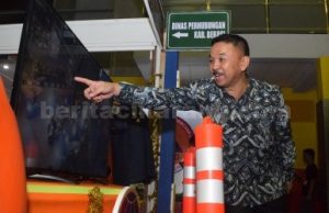 Kepala Dinas Perhubungan Kabupaten Bekasi, Suhup saat menunjukan teknologi CCTV yang telah dimiliknya di Pekan Raya Bekasi beberapa waktu lalu.