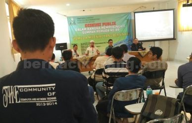 Salah seorang peserta saat bertanya kepada para pembicara di acara Diskusi Publik ‘Pemuda Milenial Yang Bersinar’ yang diselenggarakan oleh Pimpinan Daerah Pemuda Muhammadiyah Kabupaten Bekasi di Kampus STEBI Global Mulia Cikarang, Sabtu (04/11) kemarin.