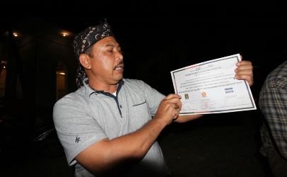 Bakal Calon Bupati dari Partai Gerindra, H. Daris saat menunjukan surat kesepakatan untuk berkoalisi antara PKS, Partai Demokrat dan Partai Gerindra di Pilkada 2017.