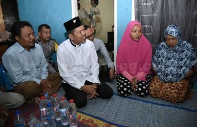 Dedi Mulyadi saat menyambangi kediaman Siti Jubaedah di Desa Cikarang Kota, Kecamatan Cikarang Utara, Senin (07/08).