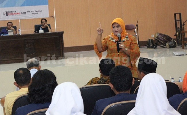 Bupati Bekasi, Neneng Hasanah Yasin, saat berdialog dengan mahasiswa di acara Dies Natalis Forum Komunikasi Mahasiswa (Formasi) Ke-1 di Gedung Wibawa Mukti, Sabtu (09/04).