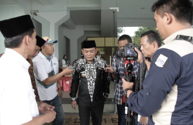 Plt Bupati Bekasi, Eka Supria Atmaja usai menghadiri acara pembinaan bagi Imam, Marbot dan Amil Jenzah di Gedung Oso Sport Center Tambun Selatan, Rabu (28/11). | Foto: Yubunk