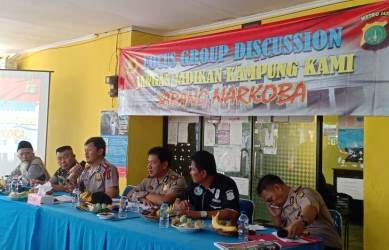 Kegiatan Forum Group Discussion (FGD) dengan tema 'Jangan Jadikan Kampung Kami Sarang Narkoba' di kantor Desa Cikarang Kota, Kecamatan Cikarang Utara, Rabu (24/10).