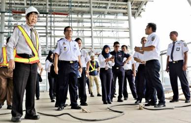 Direktur Pengelolaan Prasarana KAI Bambang Eko Martono bersama Direktur Lalu Lintas dan Angkutan Kereta Api Ditjenka Kemenhub, Zulfikri didampingi EVP Daop 1 Jakarta Yusren, Dirut PT KCJ MN Fadhila mengunjungi Cikarang, Kamis (06/07) kemarin.