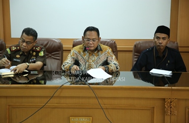 Plt. Bupati Bekasi, Eka Supria Atmaja saat memimpin Rapat Koordinasi Evaluasi Perkembangan Politik dan Stabilitas Daerah pasca pengumuman hasil perolehan suara Pemilihan Umum 2019, Selasa (21/05) | Foto: Humas Pemkab Bekasi