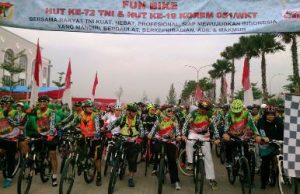 Ribuan pesepeda saat mengikuti fun bike dalam rangka HUT ke-19 Korem 051 dan juga HUT ke-72 TNI di Hollywood Junction, Jababeka, Minggu (29/10) kemarin.