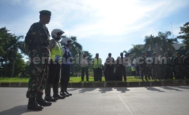 Sejumlah anggota kepolisian, TNI dan Dishub saat mengikuti apel Operasi Ramadan dan Hari Raya di Mapolresta Bekasi, Kamis (30/06).