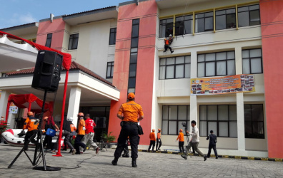 Simulasi proses evakuasi bencana yang dilakukan petugas di acara Hari Kesiapsiagaan Bencana Nasional (HKBN) Tahun 2019 di halaman kantor BPBD Kabupaten Bekasi, Komplek Perkantoran Pemkab Bekasi, Desa Sukamahi Cikarang Pusat, Jum'at (26/04).