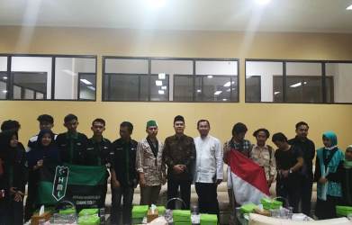 Ketua DPRD Kabupaten Bekasi sementara, Aria Dwi Nugraha dan Wakil Ketua DPRD Kabupaten Bekasi sementara, Ayub Rohadi usai beraudiensi dengan mahasiswa dari HMI dan GMNI Cabang Bekasi yang melakukan aksi demo, Jum'at (06/09).