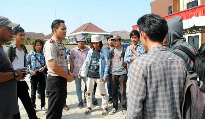 Sejumlah mahasiswa saat diamankan dan didata oleh Kapolsek Cikarang Pusat, AKP. Bobby Kusumawardhana usai melakukan aksi pasca perayaan HUT Kabupaten Bekasi ke 66, Senin (15/08).