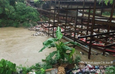 Derasnya air dan banyaknya sampah di Kali Cikarang juga menjadi kendala petugas melalukan proses pencarian korban.