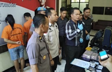 Kasat Reskrim Polres Metro Bekasi, AKBP Rizal Marito saat memimpin gelar perkara di lobi Mapolrestro Bekasi, Selasa (27/11) siang.