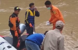 Proses pencarian korban tenggelam di Kali Cikarang oleh Tim SAR gabungan di hari ketiga, Selasa (27/11).