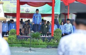 Pelaksana Tugas (Plt) Bupati Bekasi Eka Supria Atmaja saat memimpin upacara peringatan HUT Korpri ke-47, HUT PGRI ke-73, Hari Guru Nasional ke-24, HUT Hari Kesehatan Nasional ke-54, dan HUT Dharma Wanita ke-19 di Plaza Pemda Kabupaten Bekasi, Kamis (29/11) pagi. | Foto: Humas Kab Bekasi