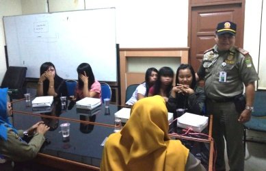 Kelima PSK saat diamankan untuk didata dan dimintai keterangan di kantor Satpol PP Kabupaten Bekasi, Rabu (28/11) malam.