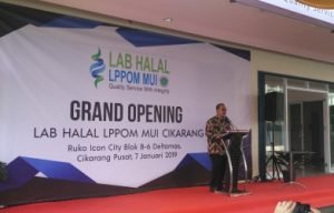 Laboratorium Halal LPPOM MUI, Lukmanul Hakim saat memberikan sambutan di acara peresmian Laboratorium Halal LPPOM MUI Cikarang, Senin (07/01).