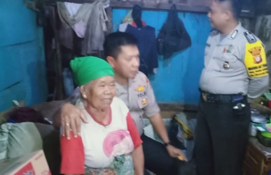 Kepala Kepolisian Sektor Cikarang, Kompol Sujono saat menyambangi Ibu Ronih (70) di kediamannya, Rabu (09/01) sore.