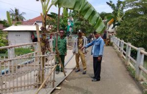 Penutupan jalan dan jembatan yang dilakukan oleh warga dan aparatur Desa Sukamanah, Kecamatan Sukatani di Jl. Raya Sasak Bali, Kamis (14/03) pagi.