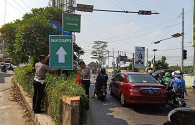 Pemasangan rambu penunjuk arah di Jl. Raya Inspeksi Kalimalang oleh Unit Dikyasa Sat Lantas Polres Metro Bekasi beberapa waktu lalu.