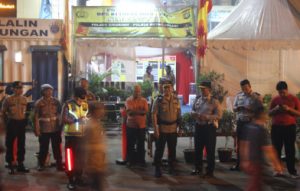 Kepala Kepolisian Resor Metro Bekasi, Kombespol Candra Sukma Kumara didampingi jajaran anggotanya dan Kepala Dinas Perhubungan Kabupaten Bekasi, Yana Suyatna saat memantau malam takbiran di Pos PAM Simpang SGC, Selasa (04/06) malam.