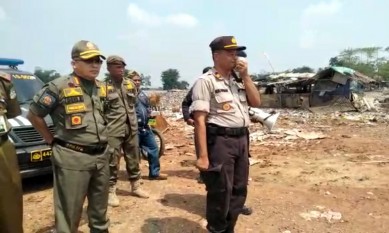 Kapolsek Cibarusah, AKP. Sukarman didampingi Kepala Bidang Ketertiban Umum dan Ketentraman Masyarakat di Satpol PP Kabupaten Bekasi, Deni Koesdiana saat memimpin apel pengamanan dalam rangka penutupan tempat pembuangan sampah (TPS) liar di Kp. Cikoronjo RT 01/06, Desa Singdangmulya, Kecamatan Cibarusah, Selasa(05/11))