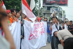 Sejumlah mahasiswa Bekasi yang tegabung dalam Aliansi Kampus Se-Bekasi (AKSI) saat berunjuk rasa meminta Bupati turun dari jabatannnya di depan Gedung Djuang 45 Tambun.