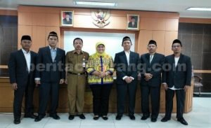 Pengurus Badan Amil Zakat Nasional (Baznas) Daerah Kabupaten Bekasi periode periode 2016-2021 foto bersama dengan Bupati Bekasi, Neneng Hasanah Yasin.